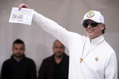 Petro pide impugnar 33.000 mesas tras ajustada derrota de De la Espriella