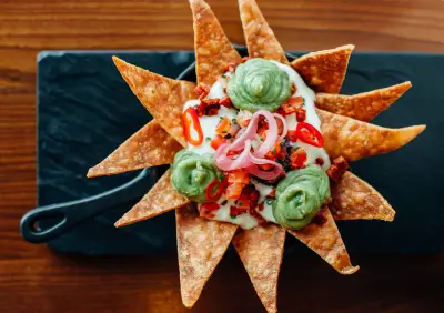 Poke Nachos: receta fácil con atún fresco y wonton crujiente