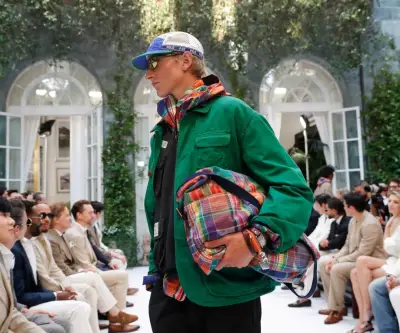Ralph Lauren deslumbra en Milán con colección atemporal que une generaciones