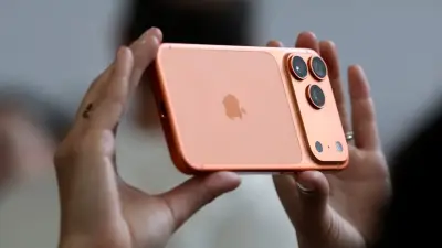 Tim Cook advierte que Apple subirá precios por costo de chips de IA