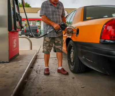 Trump ordena investigar precios de gasolina; no bajan al ritmo del crudo