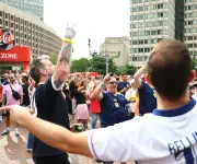 Aficionados escoceses ganan más de US$10.000 en sorteo de béisbol en Boston