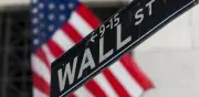 Amenazas de Trump contra Irán elevan el petróleo y hunden a Wall Street