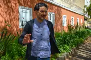 Análisis de la vestimenta de Iván Cepeda en campaña: camisas Mao y colores neutros