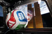 Astronautas de la NASA patean el balón del Mundial 2026 en el espacio