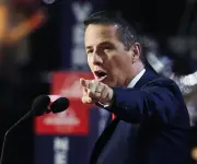 Bernie Moreno llega a Bogotá como observador electoral y pide proteger el voto