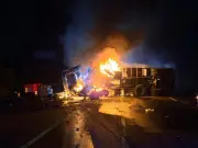 Choque vehicular causa incendio en Ecuador y deja 10 muertos