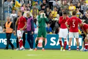 Christian Eriksen se desploma en amistoso y recibe atención médica