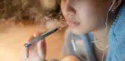 Científicos alertan: sabores y diseño de vapeadores alteran genes y aumentan riesgo de cáncer