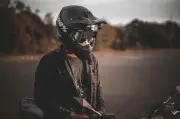 Cómo ajustar correctamente un casco de moto: guía paso a paso