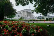 Corte Suprema de EE. UU. respalda deportaciones masivas de Trump