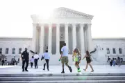 Corte Suprema de EE.UU. defiende la ciudadanía por nacimiento y frena a Trump
