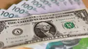 Dólar cae más de 100 pesos tras victoria de De la Espriella