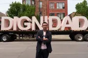 Escultura 'DIGNIDAD' de Iván Argote frente a centro de detención en EE.UU.