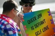 España penaliza terapias de conversión LGTBI con hasta dos años de prisión