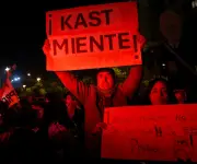 Estudiantes chilenos protestan contra alza de combustibles y recortes