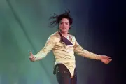 Fanáticos de Michael Jackson conmemoran 17 años de su muerte con homenaje global