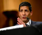 FED mantendría tasas sin cambios en primera reunión con Warsh