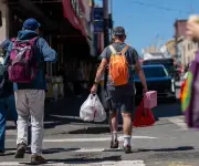FED reporta leve alza económica y presiones inflacionarias por conflicto en Oriente Medio