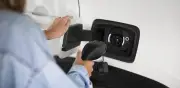 Gasolina cara impulsa búsqueda de carros eléctricos en Colombia