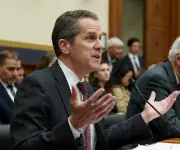 Gobernador de la Fed critica desregulación bancaria y advierte riesgos