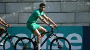 Hakimi llega en bicicleta al entrenamiento de Marruecos previo al debut mundialista