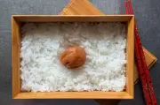 Japón penalizará ofensas a la bandera; el almuerzo de arroz y ciruela queda exento
