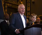 Juez anula citaciones a Tim Walz en batalla migratoria contra Trump