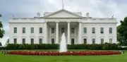 Juez declara ilegal tarifa adicional de $100.000 en visas H-1B de Trump