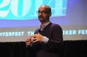Junot Díaz recomienda dos libros esenciales sobre migración y amistad femenina