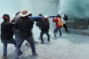 Manifestantes en México derriban estatuas antes del Mundial 2026