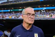 Marcelo Bielsa critica los cooling breaks: fragmentan el fútbol y alteran su esencia