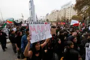 Miles de estudiantes marchan contra reforma de Kast en Chile