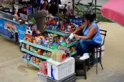 Mujeres vendedoras informales de Bogotá reciben becas y apoyo económico para formarse