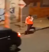 Ocho delincuentes roban camioneta en segundos en Bogotá