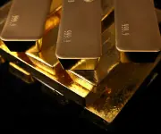 Oro cae 1,3% por temores inflacionarios y tensiones en Oriente Medio