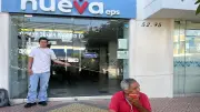Paciente con cáncer se encadena en Nueva EPS en Bucaramanga por falta de tratamientos
