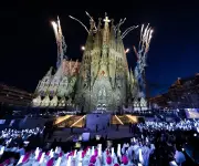 Papa León XIV bendice la Torre de Jesús en la Sagrada Familia