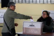 Perú elige presidente entre Fujimori y Sánchez en reñido balotaje