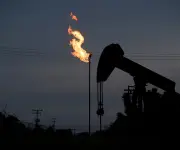 Petróleo sube por ataques entre EE.UU. e Irán que afectan el estrecho de Ormuz