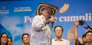Petro despide a Selección Colombia y entrega pabellón nacional
