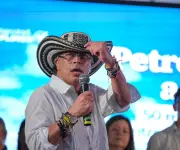 Petro reacciona a elecciones en Perú y propone fusión andina