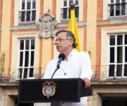 Petro vota y pide a colombianos custodiar mesas electorales