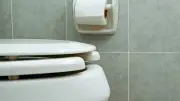 ¿Por qué los inodoros públicos tienen el asiento en forma de U?