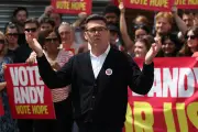 Renuncia el primer ministro Keir Starmer en plena crisis política en Reino Unido