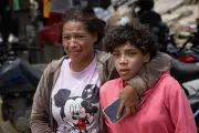Rescatan con vida a atrapados tras terremotos en La Guaira, Venezuela