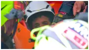 Rescatan con vida a niño colombiano de 11 años tras terremoto en Venezuela