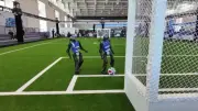 Robots futbolistas con balón del Mundial 2026 en China