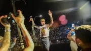 Ryan Castro sorprende a Cali con concierto desde terraza del barrio Obrero