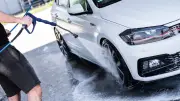 ¿Se puede lavar el carro en la calle? Ciudades donde podría recibir multas